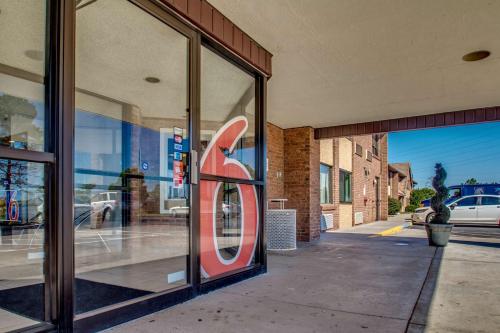 a store front with a mirror in the window at Motel 6-Amherst, NY - Buffalo in Amherst