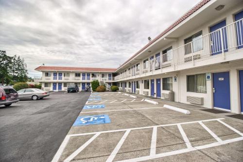 an empty parking lot in front of a motel at Motel 6-Everett, WA - South in Everett