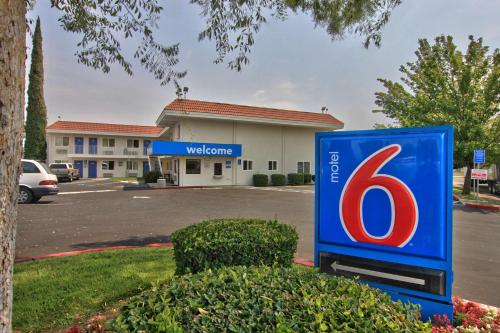 a welcome sign in front of a building at Motel 6-Sacramento, CA - North in Sacramento