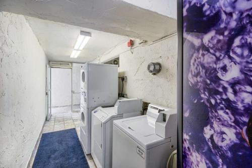 a laundry room with washers and dryers in it at Motel 6-Everett, WA - South in Everett