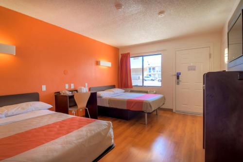 Postel nebo postele na pokoji v ubytování Motel 6 Las Vegas, NV – I-15 Stadium