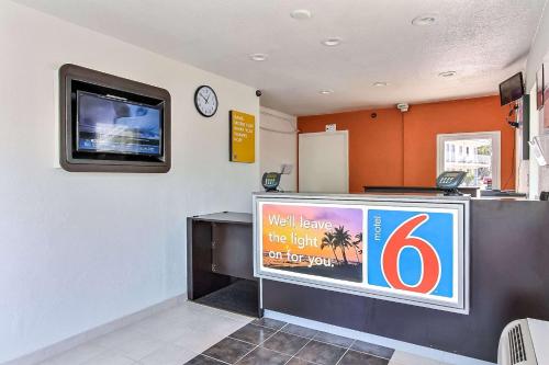 a waiting room with a television on a wall at Motel 6-Campbell, CA - San Jose in Campbell