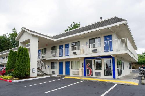 a building with a parking lot in front of it at Motel 6-Seattle, WA - Airport in SeaTac