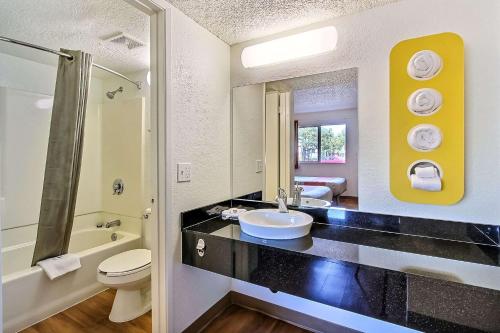 Kupaonica u objektu Motel 6-Campbell, CA - San Jose