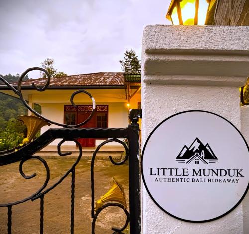 Ein allgemeiner Bergblick oder ein Berglick von der Villa aus