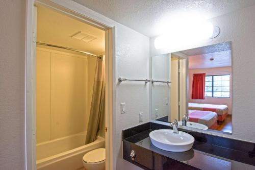 Un baño de Motel 6-Redding, CA - South