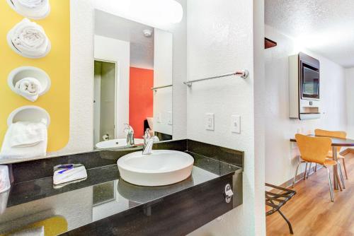 Phòng tắm tại Motel 6-Portland, OR - Tigard West