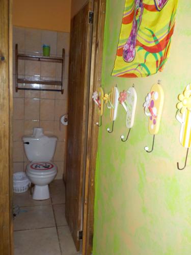 Un baño de Roatan Backpackers' Hostel