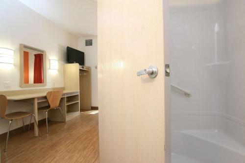 Koupelna v ubytování Motel 6-Colchester, VT - Burlington