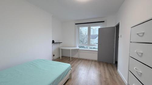 Postel nebo postele na pokoji v ubytování Large double room in a house at Glasgow Westend