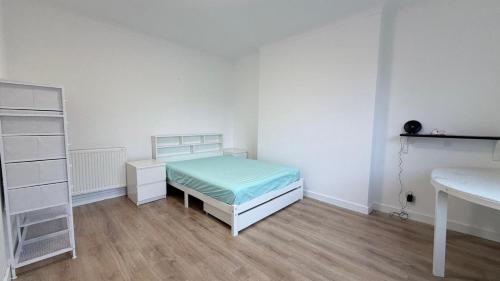 Postel nebo postele na pokoji v ubytování Large double room in a house at Glasgow Westend