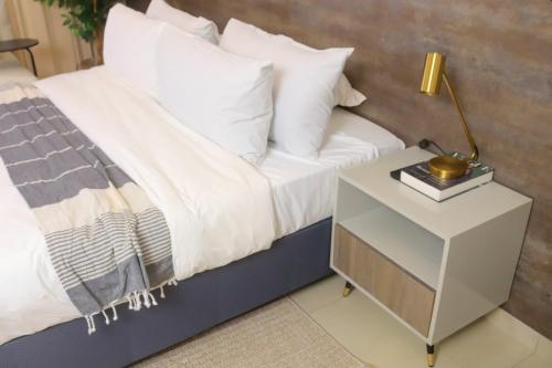 En eller flere senge i et værelse på Luama Suites