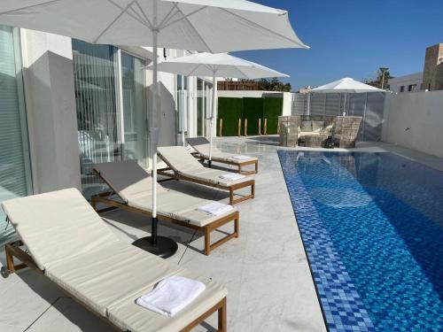 Swimmingpoolen hos eller tæt på Vacation unit in villa with heated pool and sauna יחידת נופש בוילה עם בריכה מחוממת