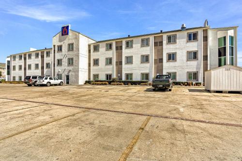 a large building with cars parked in a parking lot at Motel 6-Killeen, TX in Killeen