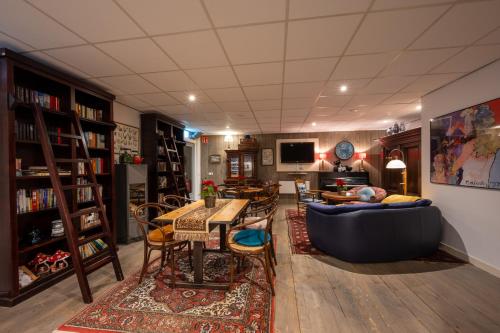 a living room with a couch and a table at B&B Stations Koffiehuis in Molkwerum