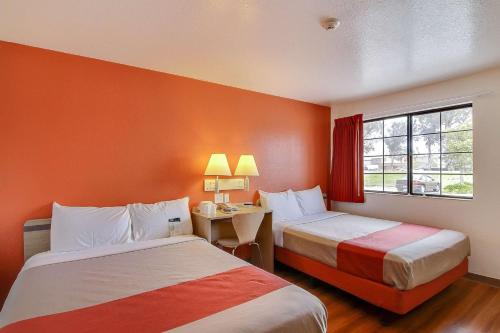 Habitación de hotel con 2 camas y escritorio con ventana en Motel 6-Lompoc, CA en Lompoc