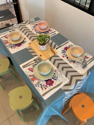 einen Tisch mit Tellern und Geschirr darüber in der Unterkunft ท่าบูรพาวิลล่า ที่พักพร้อมสระน้ำ ทั้งหลัง in Ban Hua Khao Sammuk