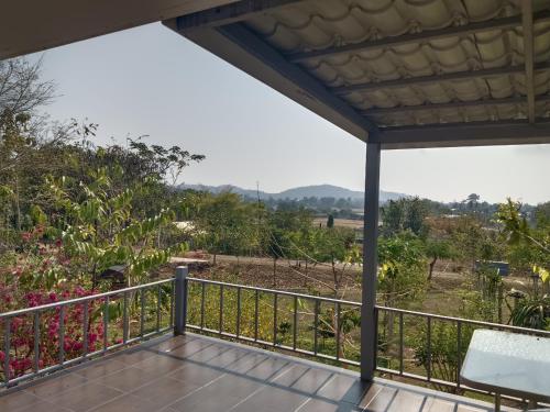 Nespecifikovaný výhled na hory nebo výhled na hory při pohledu z prázdninového domu