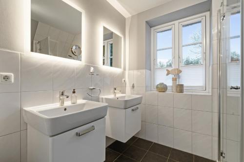 Koupelna v ubytování Westmarken Reetdachhaus Strandkontor