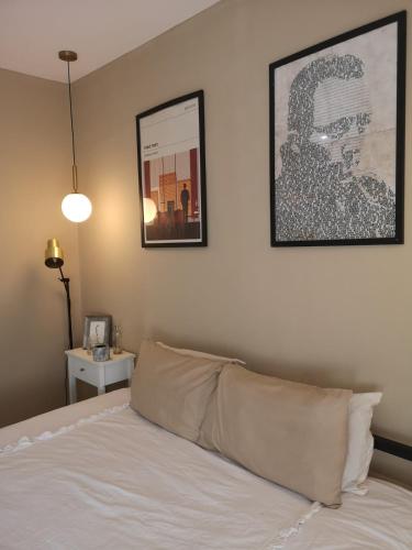 een slaapkamer met een bed en een schilderij aan de muur bij Spacious 2 Bedroom Apartment in Accra