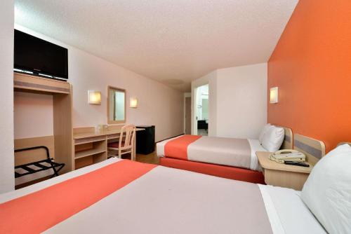Ліжко або ліжка в номері Motel 6-McKinney, TX - North