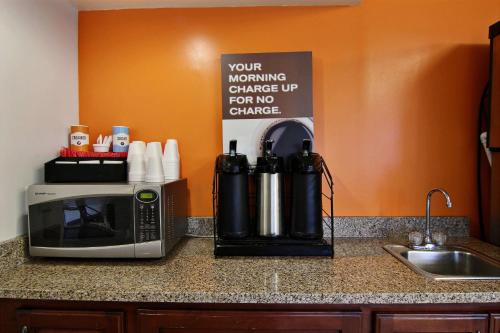 a kitchen counter with a microwave and a sink at Willow Lodge Willoughby Cleveland in Willoughby