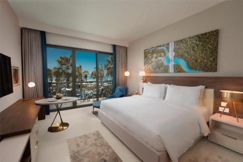 ḨanakTurtle Bay Resort - Red Sea的卧室配有一张白色大床,享有海景