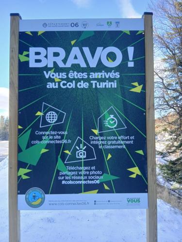 ein Brauereischild im Schnee in der Unterkunft Gite des remparts in Lucéram