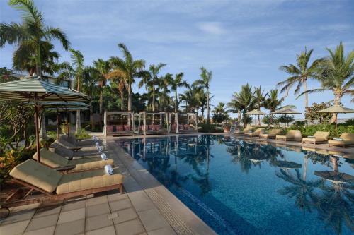 ḨanakTurtle Bay Resort - Red Sea的度假村的游泳池,配有躺椅和遮阳伞