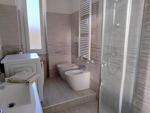 een badkamer met een toilet, een wastafel en een douche bij Bright and cozy apartment in Sesto San Giovanni