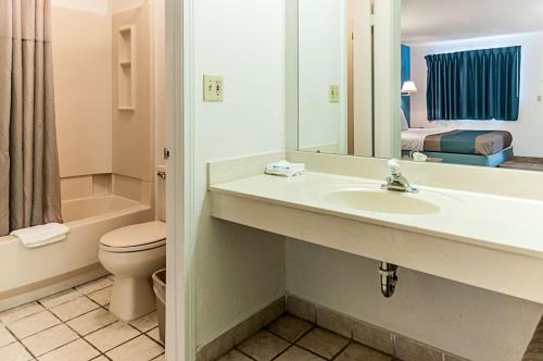 Ένα μπάνιο στο Motel 6-Southgate, MI - Detroit