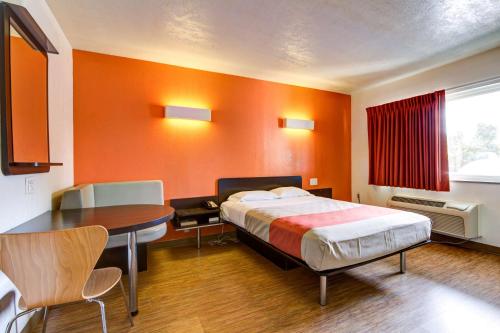 Postel nebo postele na pokoji v ubytování Motel 6-Richfield, OH