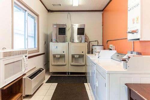 Η κουζίνα ή μικρή κουζίνα στο Motel 6-Southgate, MI - Detroit
