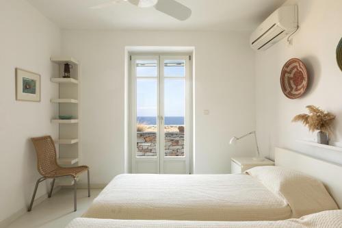Giường trong phòng chung tại Kea Seascape Villa - a Cycladic Seaside Retreat