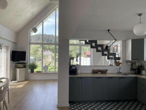 una cucina con scala al centro di una stanza di Pineview Lempes a Braşov