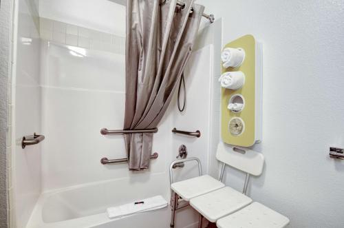 Kúpeľňa v ubytovaní Motel 6-Colby, KS
