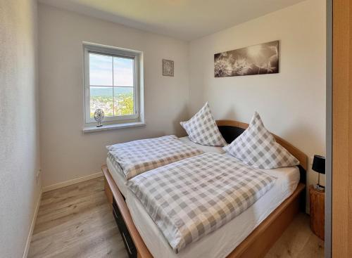 una camera da letto con un letto e una finestra di Ferienwohnungen Reutergut a Eibenstock