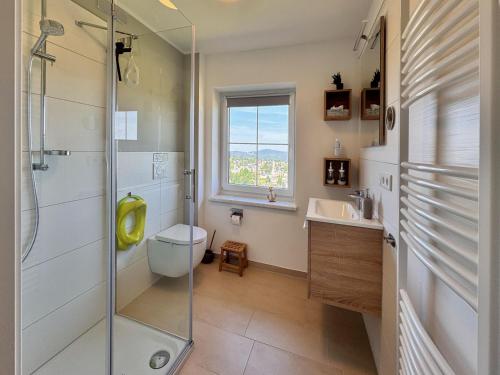 un bagno con doccia, WC e lavandino di Ferienwohnungen Reutergut a Eibenstock