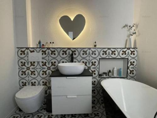 un bagno con un water, un lavandino e una vasca di Pineview Lempes a Braşov