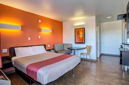 Säng eller sängar i ett rum på Motel 6-Murfreesboro, TN