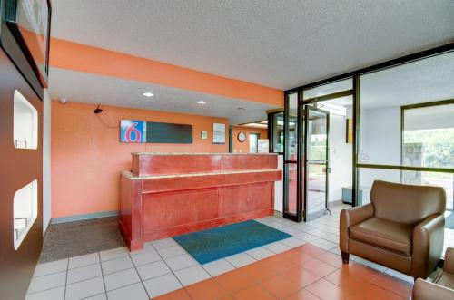 The lobby or reception area at Motel 6-Kansas City, MO