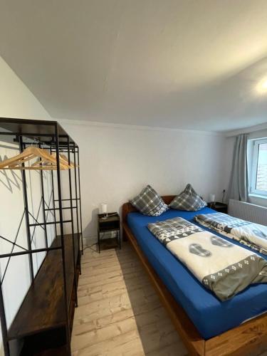 una camera con un letto e un letto a castello di FeWo Renken a Trassenheide