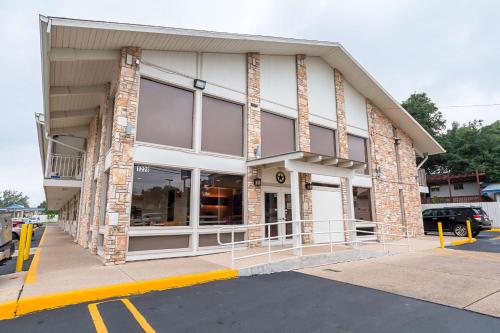 a building on a street with a parking lot at Motel 6-Boerne, TX in Boerne