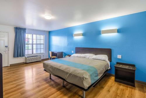 Katil atau katil-katil dalam bilik di Motel 6-Canton, TX
