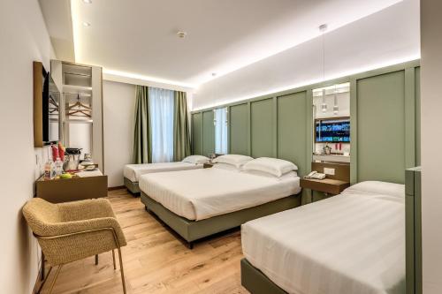 een hotelkamer met twee bedden en een stoel bij Relais Trevi 95 Boutique Hotel in Rome