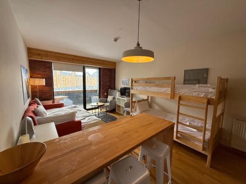 En eller flere senge i et værelse på New Gudauri Redco Premium Apartments