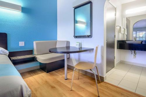 Katil atau katil-katil dalam bilik di Motel 6-Canton, TX