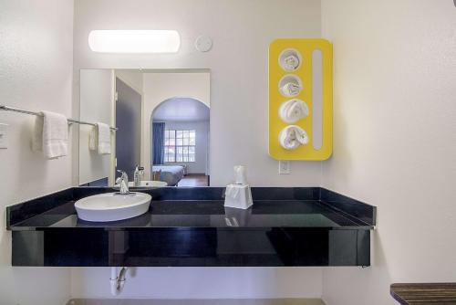 Motel 6-Canton, TX Image