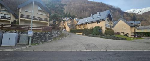 Cảnh núi rừng hoặc tầm nhìn ra núi từ nhà nghỉ dưỡng