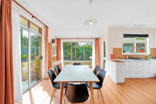 Køkken eller tekøkken på Beach House 3 mins Walk Bellerive Beach, Hobart